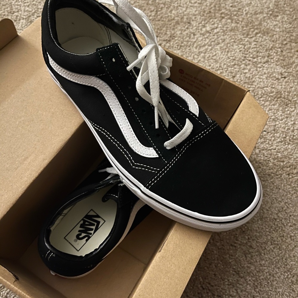 Van’s Old Skool Black M Sz 9...NWT